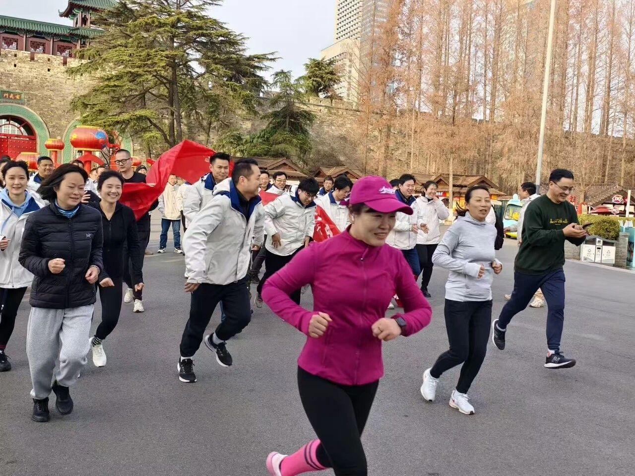 “环湖奔跑迎新年，凝心聚力赴新程” ——东华传动轴公司迎新健跑活动圆满落幕1